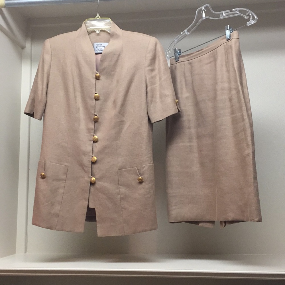 100% Linen 2pc lined suit. Gold metal buttons